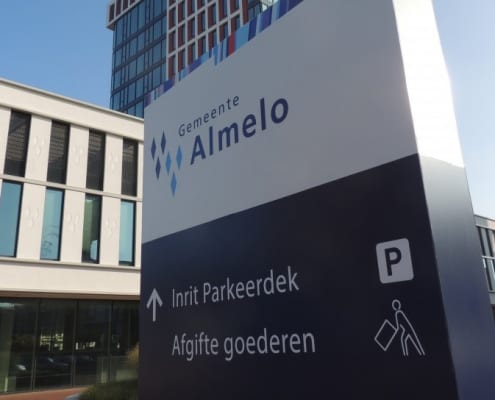 hanskraan wayfinding - verwijszuil buitenbewegwijzering stadhuis Gemeente Almelo