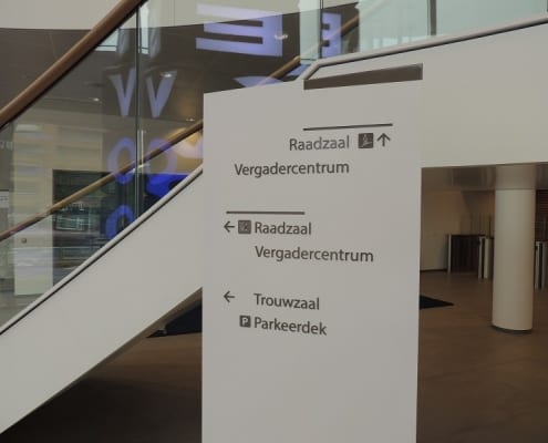 hanskraan wayfinding - verwijszuil stadhuis Gemeente Almelo
